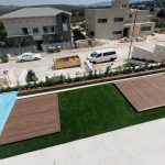 גינה עם דקים מעץ, דשא סינטטי