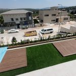 גינה עם דק עץ, דשא סינתטי