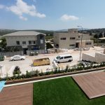 גינה עם דשא סינטטי ומרפסת עץ