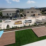 גנן עובד בחצר עם דשא עשה