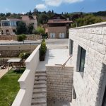 נוף לגינה עם בית אבן ונסיון