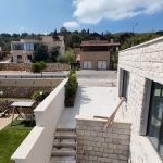 נוף לגינה עם מדשאות, בתים בסביבה