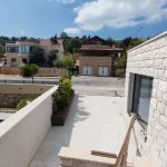 תמונה של גינה חיצונית עם מבנים