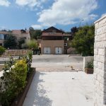 נוף של גינה עם בתים ובחוץ,