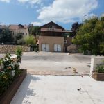 נוף גינה מטופחת עם פרחים, בניינים