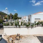 תמונה של גינה עם פרחים במיכלים,