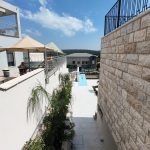 נוף של גינה עם בריכה ומדשאה