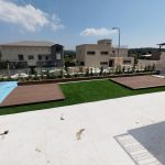 גינת יוקרה עם דשא סינתטי ודק