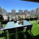 מרפסת גן עירונית עם שולחן וכיסאות,