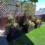 מרפסת עם עצים ופרחים ביישום גינון