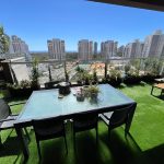 מרפסת עם שולחן וכסאות, גינה עם