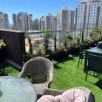 גינת גג עם פרחים וסטים רהיטים