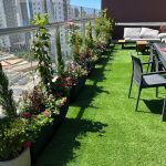 גינה מטופחת במרפסת עם צמחים צבעוניים