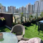 מרפסת מעוצבת עם צמחי גינה ואביזרי