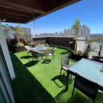 מרפסת מודרנית עם שולחן וכסאות, נוף