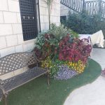 גנינת חלל חיצוני עם ספסל ופרחים