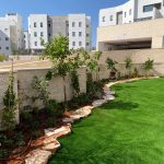 גינה מטופחת עם צמחייה ועצים בשטח