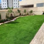 גינה עם דשא סינטטי, צמחייה מאורגנת