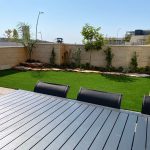 גינה מטופחת עם דשא סינתטי, צמחים