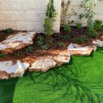 גן עם דשא סינטטי ורצפת אבן,