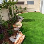 גינה עם דשא סינתטי ופינות ירוקות