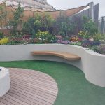 גינת נוי מטופחת עם ספסל עץ,