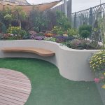 גן עם מגוון פרחים, ספסל עץ