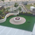 גן מטופח עם דשא סינטטי, פרחים