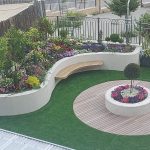 גינה מעוצבת עם פינת ישיבה ופרחים