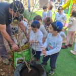 ילדים משתתפים בפעילות גננית, שותלים עץ.