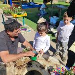 ילדים בגיל הרך לומדים לגנן עם