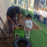 בעל מקצוע מלמד ילד על גינון