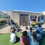 ילדים משתתפים בפעילות גינון חווייתית