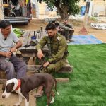 שני אנשים יושבים ליד שולחן עץ