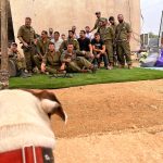 קבוצה של חיילים יושבים על דשא 1883