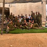 קבוצה של חיילים על דשא סינתטי,