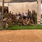 קבוצה גדולה של חיילים בחצר, נראים