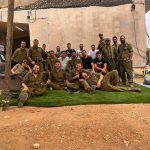 קבוצה של חיילים בנופים ירוקים ורגועים