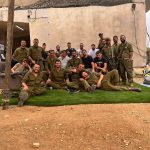 קבוצה גדולה של חיילים נחים במדי