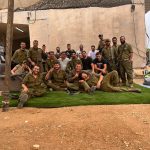 קבוצה גדולה של חיילים בבילוי בחיק