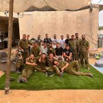 קבוצה של חיילים בארץ, יושבים על