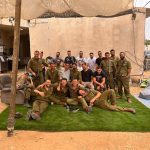 קבוצה של חיילים יושבים על דשא