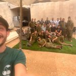 חיילים בפעילות חברתית בשטח פתוח