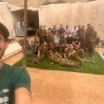 חיילים בתמונה קבוצתית בגינה