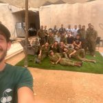 חיילים בתמונה קבוצתית מבלים בטבע