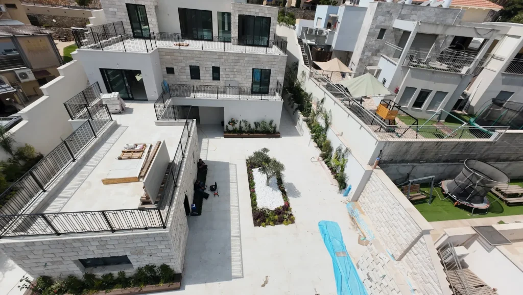 צילום רחפן של הווילה והחצר לאחר השתילה