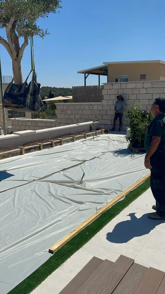 עבודות הכנה בחצר העליונה במהלך הפרויקט